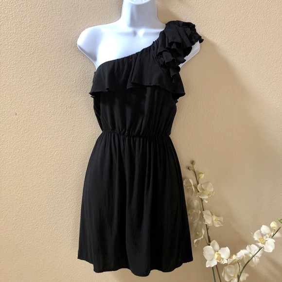 Dresses & Skirts - One-shoulder ruffled black dress